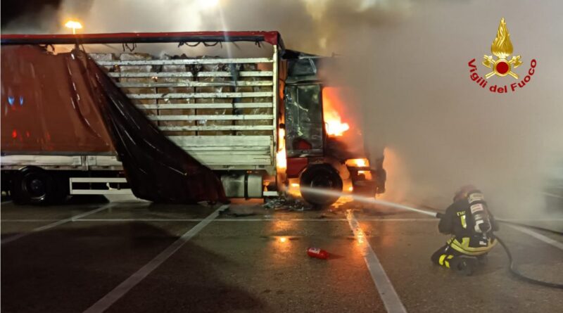 Autocarro in fiamme nella notte tra Marotta e Senigallia